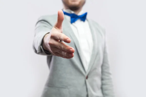 Homem Barbudo Terno Cinza Casual Laço Azul Dando Aperto Mão — Fotografia de Stock