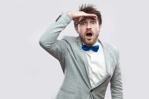 Homme Barbu Beau Étonné Costume Gris Décontracté Noeud Papillon Bleu — Photo