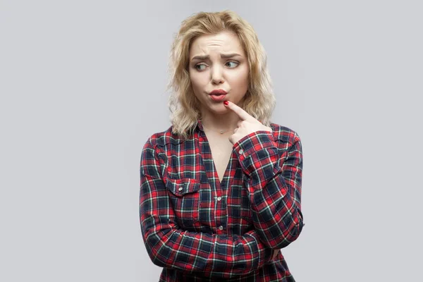 Confuso Bela Loira Jovem Camisa Xadrez Vermelho Casual Olhando Para — Fotografia de Stock