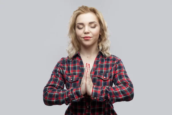 Calma Bela Loira Jovem Camisa Xadrez Vermelho Casual Com Olhos — Fotografia de Stock