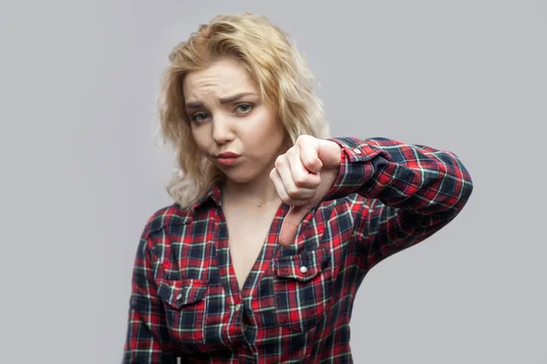 Ontevreden Mooie Blonde Jonge Vrouw Casual Rode Geruite Shirt Permanent — Stockfoto