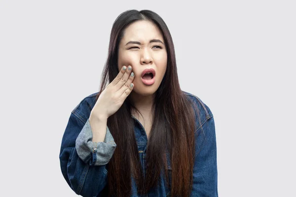 Sjukt Vacker Brunett Asiatisk Ung Kvinna Casual Blå Denim Jacka — Stockfoto