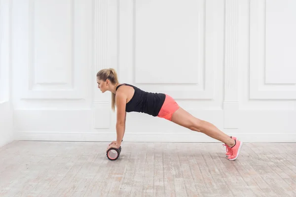 Side View Athletic Woman Fit Wear Using Foam Roller Gym — Stock Photo, Image