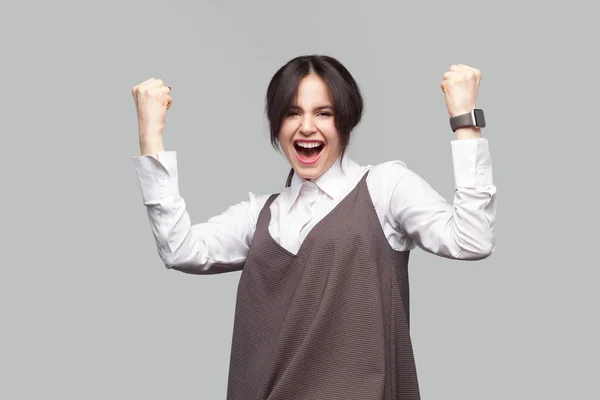 Retrato Feliz Satisfeito Bela Jovem Com Maquiagem Cabelo Morena Camisa — Fotografia de Stock