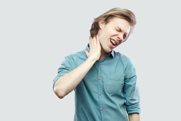 Kranker Gutaussehender Langhaariger Blonder Mann Blauem Lässigem Hemd Der Seinen — Stockfoto