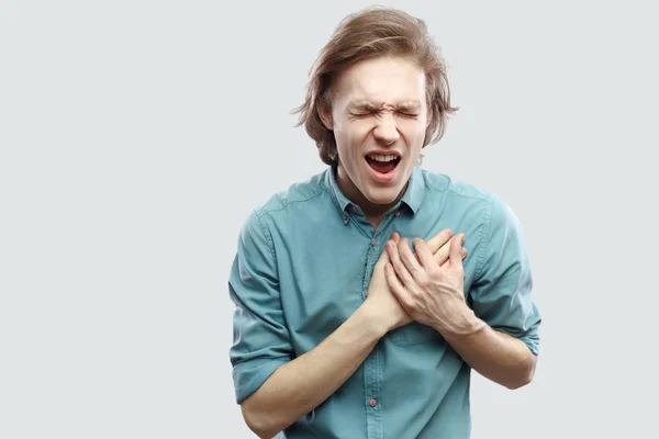 Triste Bonito Homem Loiro Cabelos Longos Azul Camisa Casual Tocando — Fotografia de Stock