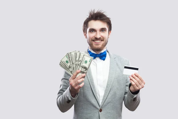 Yakışıklı Mutlu Adam Gri Ceket Mavi Ayakta Banka Kredi Kartı — Stok fotoğraf