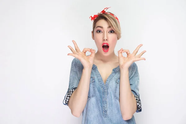 Sorprendida Hermosa Mujer Joven Camisa Mezclilla Azul Casual Con Maquillaje — Foto de Stock