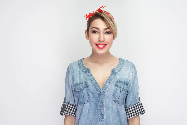 Feliz Hermosa Mujer Joven Camisa Mezclilla Azul Casual Con Maquillaje —  Fotos de Stock