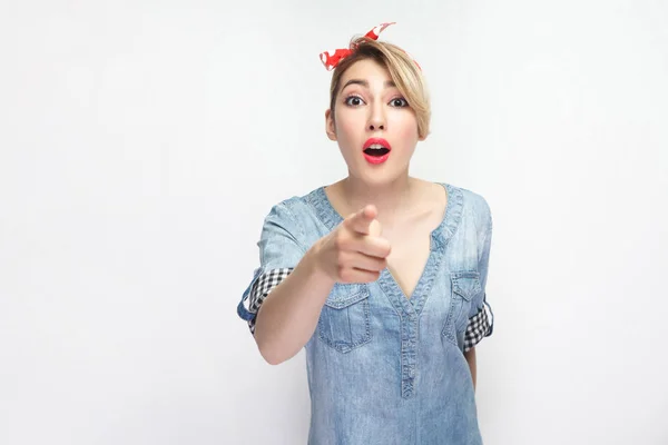 Impactado Hermosa Mujer Joven Camisa Azul Casual Con Maquillaje Diadema —  Fotos de Stock