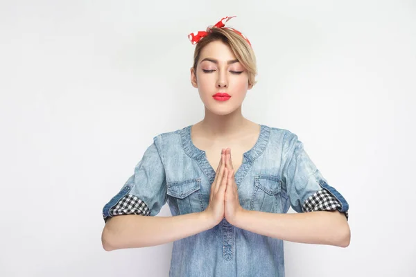 Lugn Vacker Ung Kvinna Casual Blå Jeansskjorta Med Makeup Och — Stockfoto