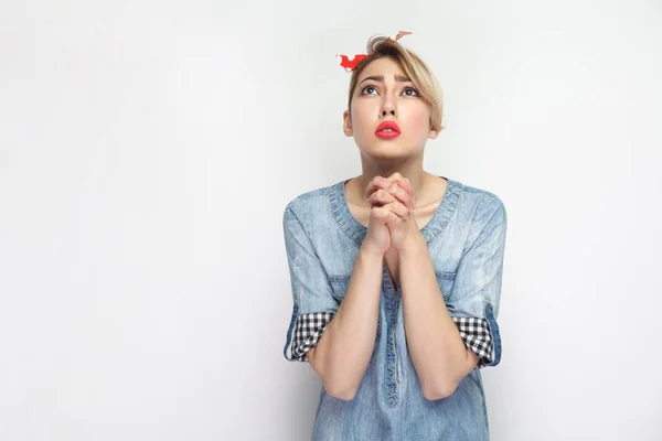 Hoopvol Mooie Jonge Vrouw Casual Blauw Shirt Rode Hoofdband Opzoeken — Stockfoto