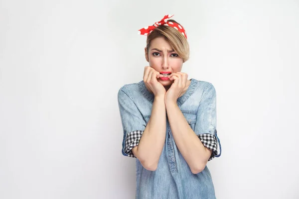 Jovem Bonita Nervosa Camisa Jeans Azul Casual Com Maquiagem Headband — Fotografia de Stock