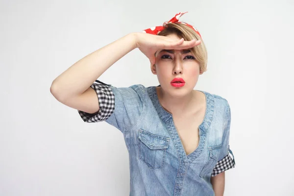 Atenta Hermosa Mujer Joven Camisa Mezclilla Azul Con Maquillaje Diadema —  Fotos de Stock