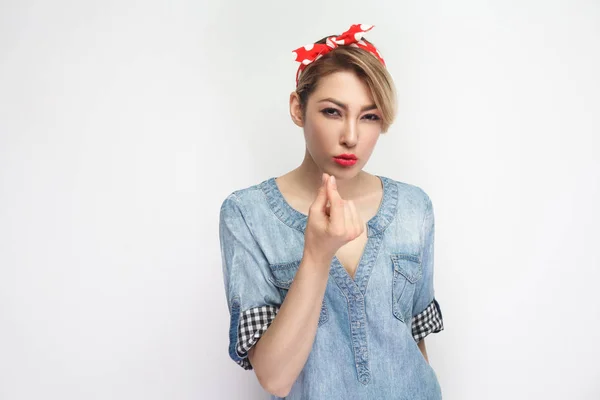 Mendigando Hermosa Mujer Joven Camisa Mezclilla Azul Casual Con Maquillaje —  Fotos de Stock