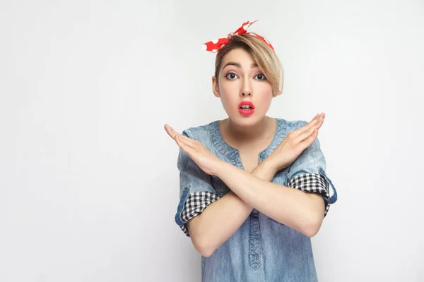 Alarmante Hermosa Mujer Joven Camisa Mezclilla Azul Casual Con Maquillaje — Foto de Stock