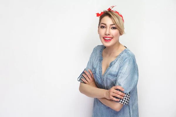 Feliz Mujer Joven Satisfecha Camisa Mezclilla Azul Con Maquillaje Diadema — Foto de Stock