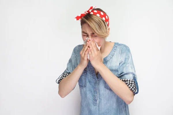 Zieke Jonge Vrouw Casual Blauw Denim Shirt Met Rode Hoofdband — Stockfoto