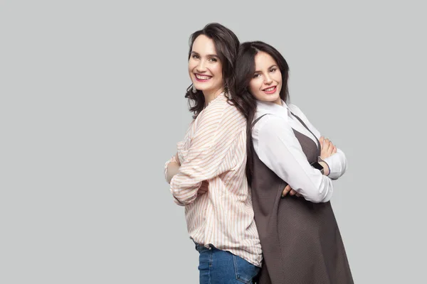 Twee Gelukkige Tevreden Mooie Partners Casual Stijl Staan Rug Aan — Stockfoto