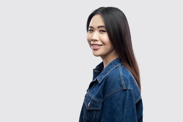 Porträtt Glad Vacker Brunett Asiatisk Kvinna Med Smink Och Rakt — Stockfoto