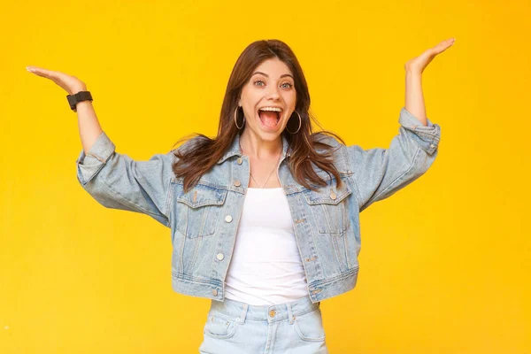 Portrett Overrasket Vakker Brunette Kvinne Med Sminke Denim Casual Stil – stockfoto