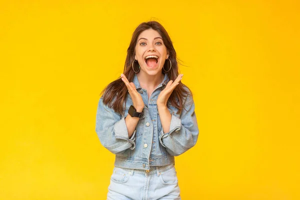 Retrato Mulher Morena Bonita Surpresa Com Maquiagem Estilo Casual Jeans — Fotografia de Stock