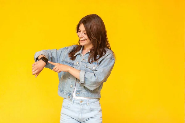 Retrato Mulher Morena Bonita Feliz Jeans Estilo Casual Toothy Sorrindo — Fotografia de Stock