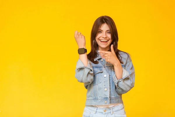 Porträt Von Glücklich Aufgeregt Schöne Brünette Frau Mit Make Jeans — Stockfoto