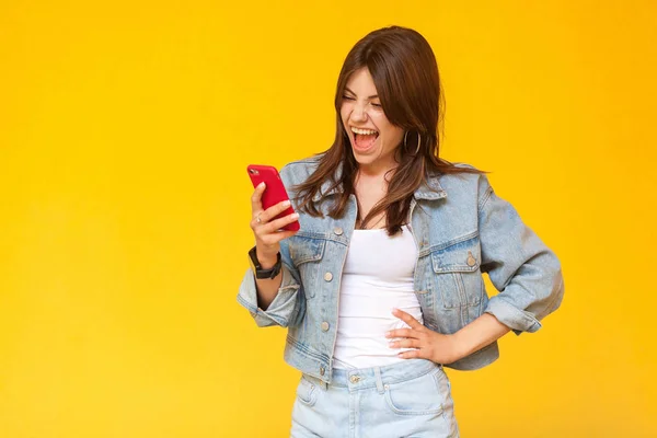 Retrato Mujer Morena Gritando Hermosa Con Maquillaje Estilo Casual Denim — Foto de Stock