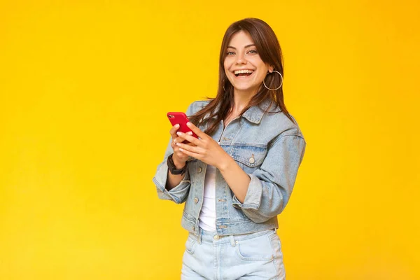 Portret Pięknej Szczęśliwy Brunetka Kobieta Makijaż Stylu Casual Denim Trzymając — Zdjęcie stockowe