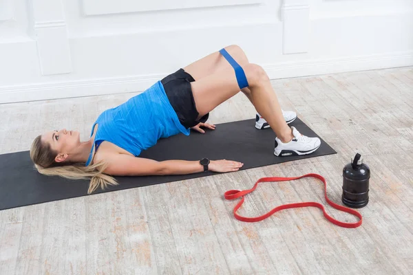 Seitenansicht Einer Kräftigen Und Fitten Athletischen Blonden Frau Schwarzen Shorts — Stockfoto