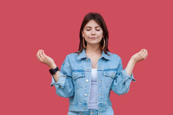 Retrato Tranquila Hermosa Morena Joven Con Maquillaje Estilo Casual Denim —  Fotos de Stock