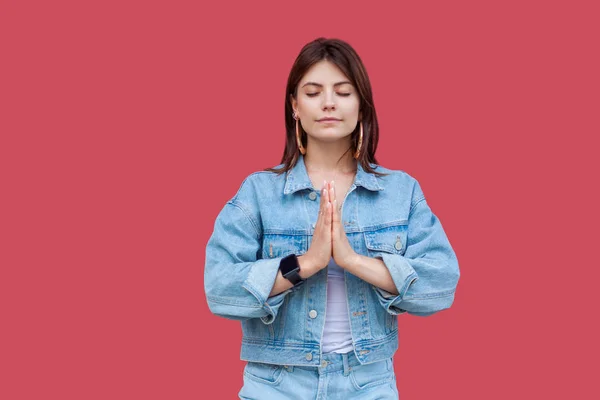 Retrato Calma Bela Morena Jovem Com Maquiagem Jeans Estilo Casual — Fotografia de Stock