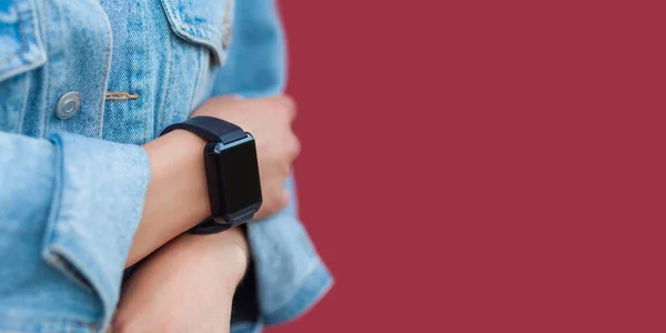 Close Mãos Femininas Estilo Casual Com Smartwatch Preto Fundo Vermelho — Fotografia de Stock