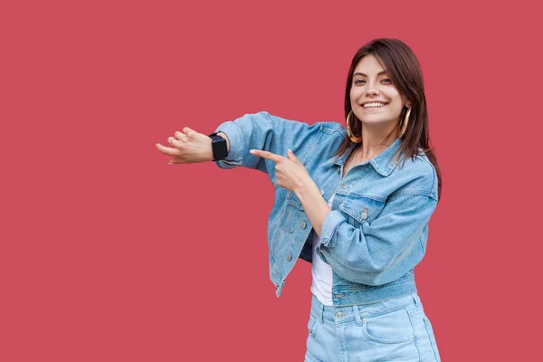 Mutlu Güzel Esmer Genç Kadın Ile Gösterilen Smartwatch Dişlek Gülümseme — Stok fotoğraf