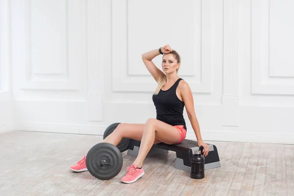 Portrét Sportovní Potil Blond Žena Růžové Šortky Černý Top Zbývající — Stock fotografie