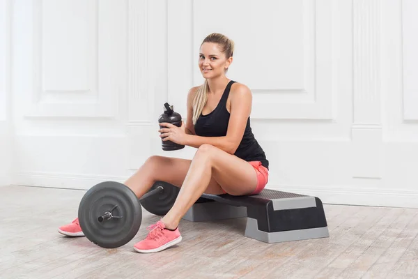 Glücklich Schöne Junge Athletische Frau Rosa Shorts Und Schwarzen Top — Stockfoto