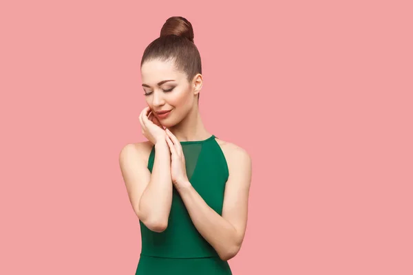 Retrato Beleza Calma Bela Jovem Com Penteado Pão Maquiagem Vestido — Fotografia de Stock