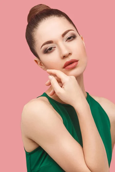 Retrato Tranquila Hermosa Mujer Joven Con Peinado Moño Maquillaje Vestido —  Fotos de Stock