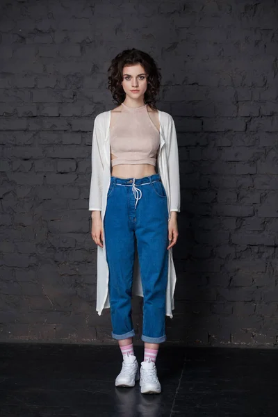 Joven Hermosa Mujer Ropa Elegante Posando Estudio Sobre Fondo Oscuro — Foto de Stock