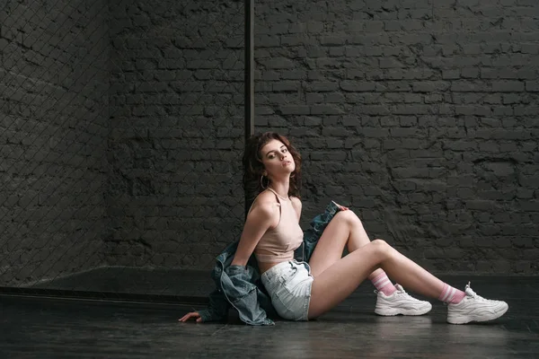 Junge Schöne Frau Stilvoller Kleidung Posiert Studio Auf Dunklem Hintergrund — Stockfoto
