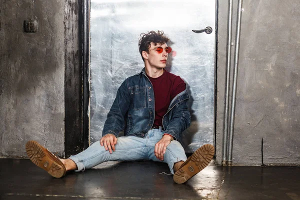 Hombre Con Estilo Gafas Sol Brillantes Estilo Casual Denim Posando —  Fotos de Stock