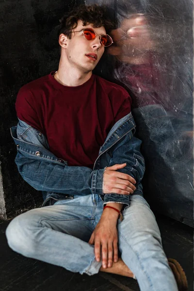 Stijlvolle Man Heldere Zonnebril Denim Casual Stijl Poseren Buurt Van — Stockfoto