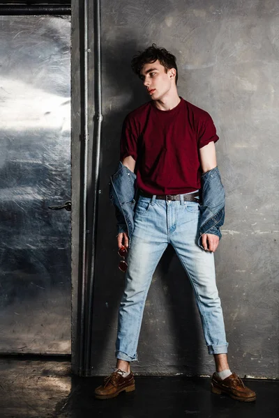 Hombre Guapo Estilo Casual Denim Posando Sobre Fondo Pared Hormigón —  Fotos de Stock