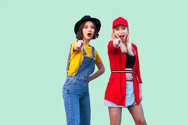 Zwei Schöne Erstaunte Modische Hipster Frauen Die Auf Grünem Hintergrund — Stockfoto