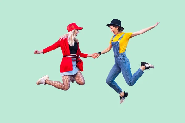 Dva Šťastné Křičící Stylové Hipsterové Ženy Módních Šatech Vyskakující Vzduchu — Stock fotografie