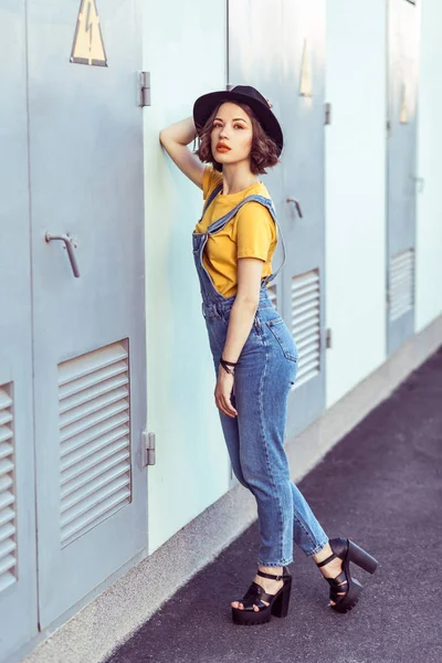 Jeune Femme Salopette Denim Bleu Shirt Jaune Avec Chapeau Noir — Photo