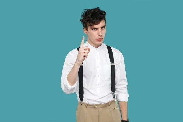 Sério Louco Encaracolado Jovem Empresário Camisa Branca Casual Clássico Suspender — Fotografia de Stock