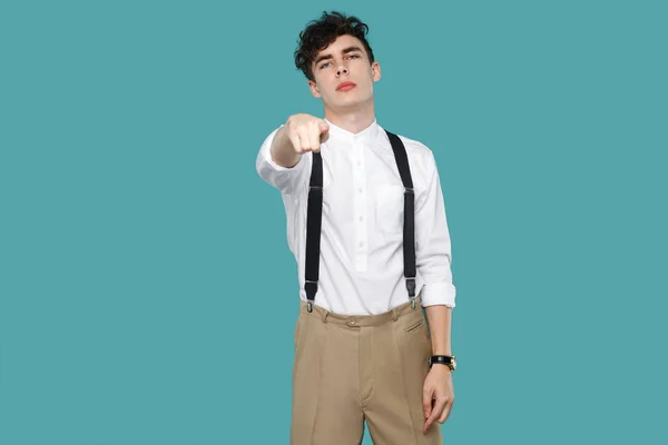 Sério Louco Encaracolado Jovem Empresário Camisa Branca Casual Clássico Suspender — Fotografia de Stock