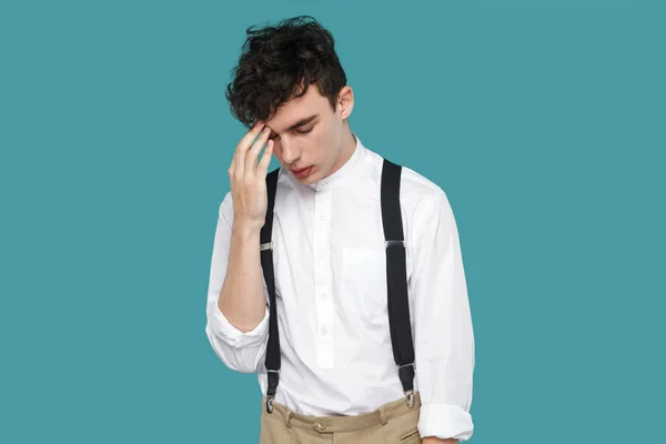Triste Louco Encaracolado Jovem Empresário Camisa Branca Casual Clássico Suspender — Fotografia de Stock